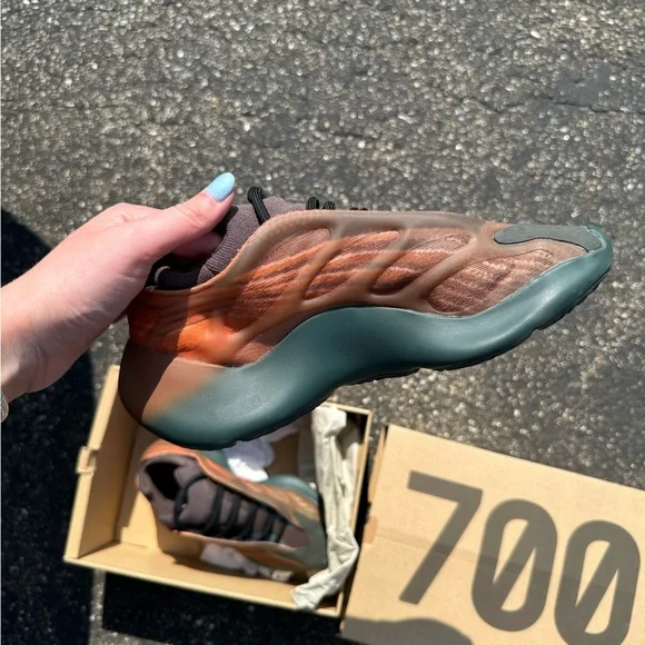 Yeezy 700 - Picture 1 of 5